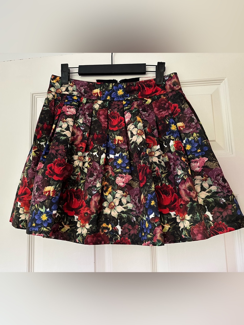 Alice + Olivia Black Floral Pleated Skirt